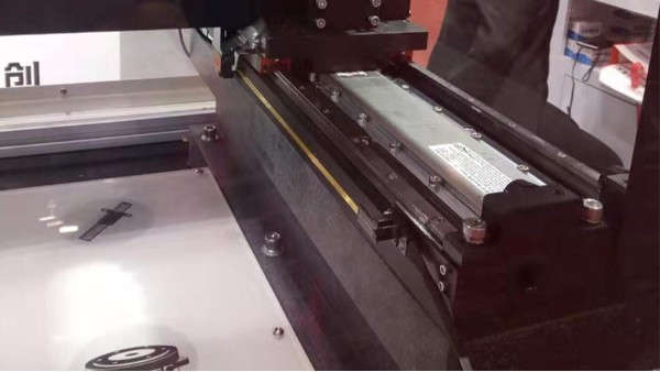 HIWIN上銀微型導軌告訴您：數控機床線軌與硬軌加工中心機誰更牛？